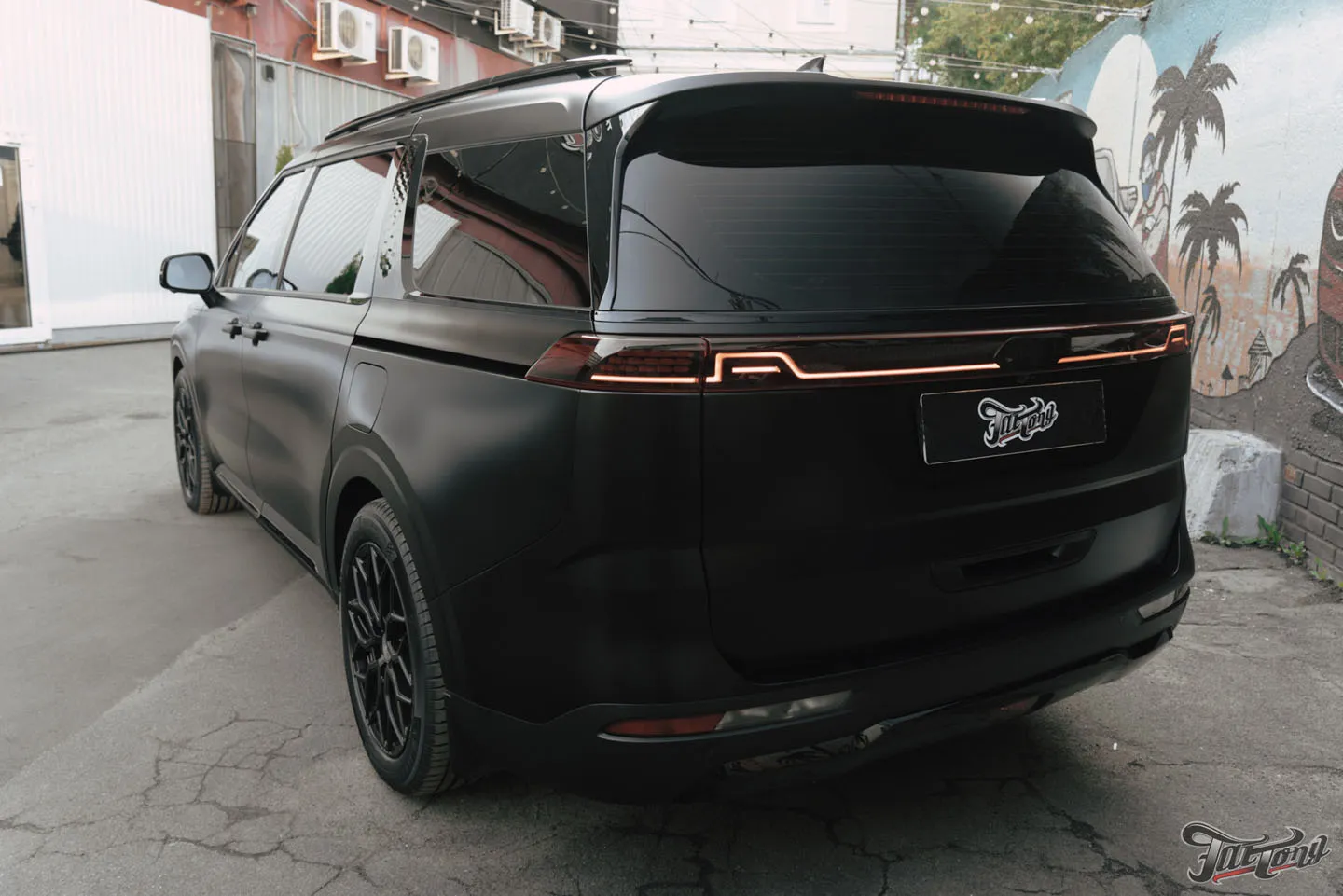 Большой проект для семейного автомобиля Kia Carnival, часть 2: оклейка матовым полиуретаном, цветные ремни, перетяжка руля, антихром, окрас суппортов, детейлинг